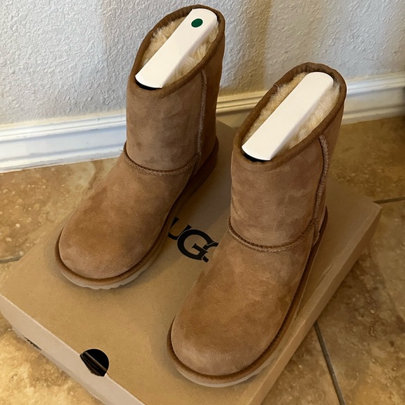 BNWT! ULTRA MINI UGG CLASSIC KIDS - Picture 1 of 6